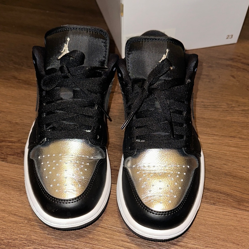 Jordan Air 1 Low SE Black and Metallic Silver